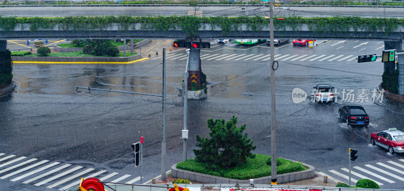 下雨天的青岛的马路