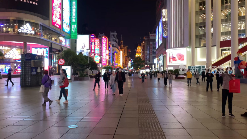 上海南京路步行街繁华夜晚