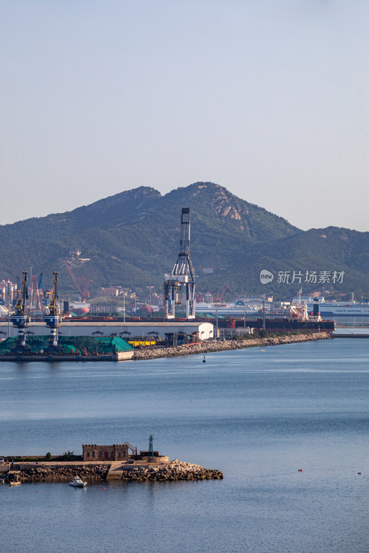 山东烟台山景区海滨风光码头建筑