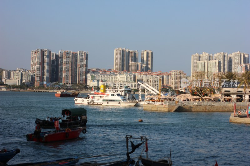 海滨城市港口与高楼景观