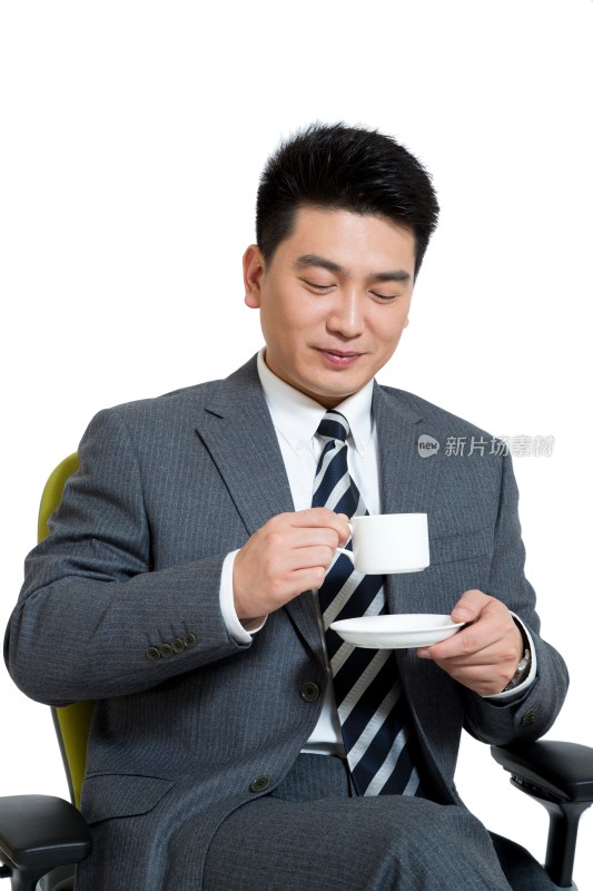 棚拍中年商务男士坐办公椅喝咖啡
