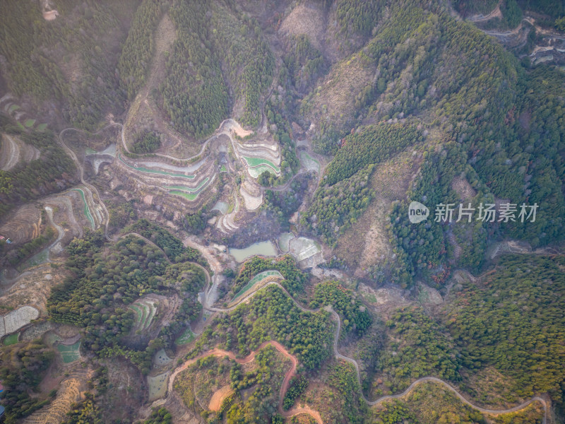 蜿蜒盘山公路山中村庄航拍图