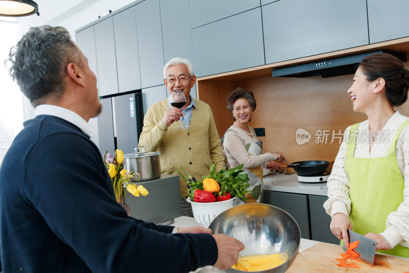 快乐的中老年人在厨房做饭