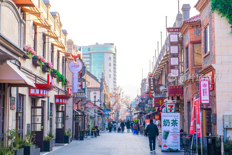 烟台朝阳街街头建筑与雕塑景观