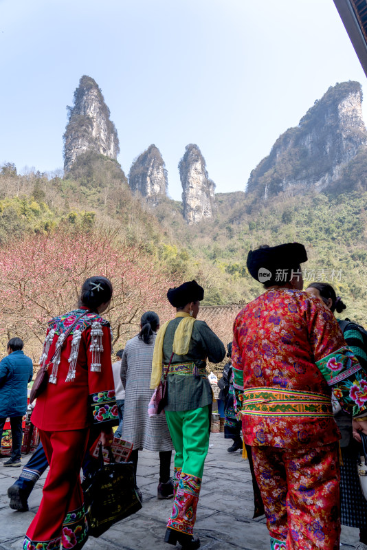 湘西德夯苗寨少数民族服饰背影