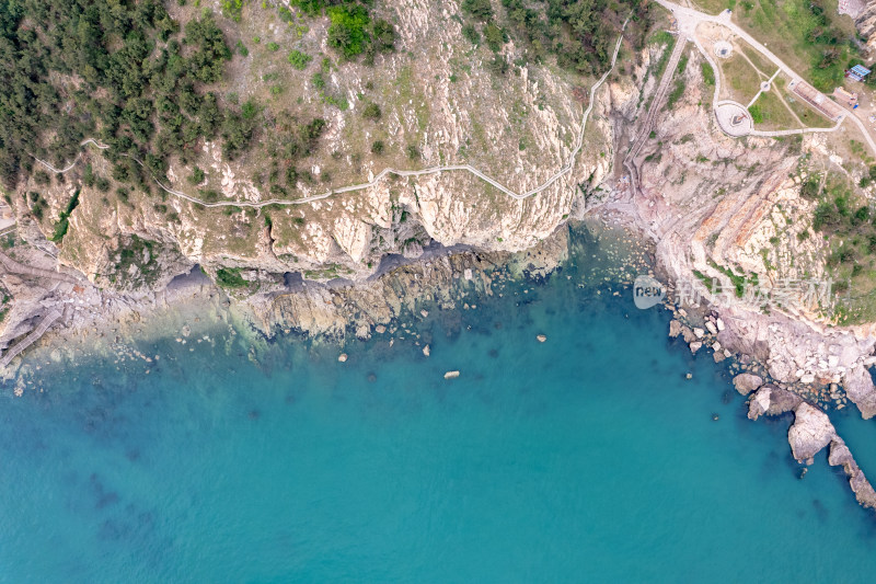 俯拍大海海浪沙滩礁石风景图