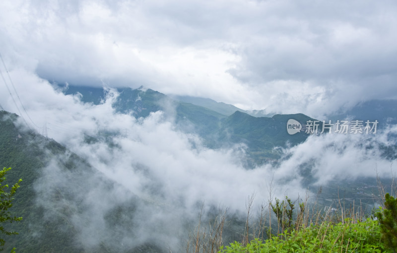 川藏公路二郎山隧道口观景台山谷云雾风光