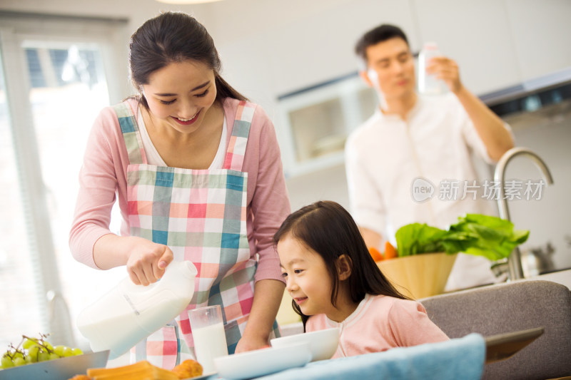 幸福家庭在吃早餐