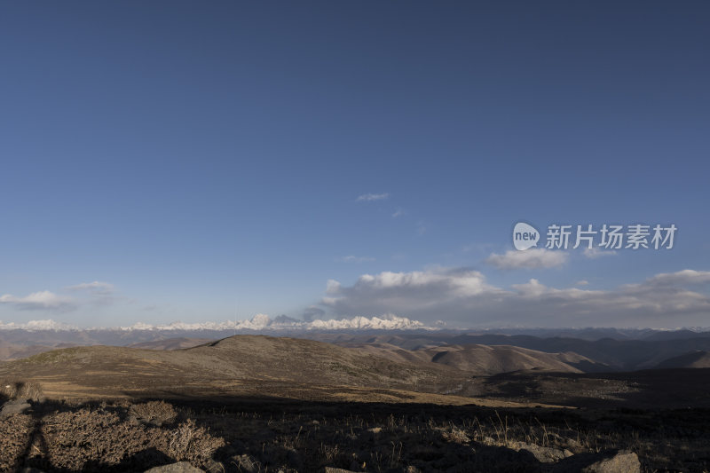 壮丽贡嘎雪山远景下的连绵起伏山脉