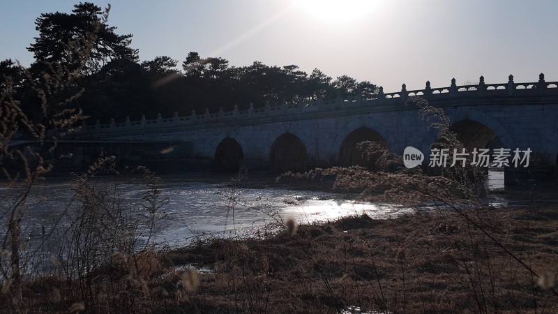 清西陵石桥横跨水面周围草木萧疏的景象