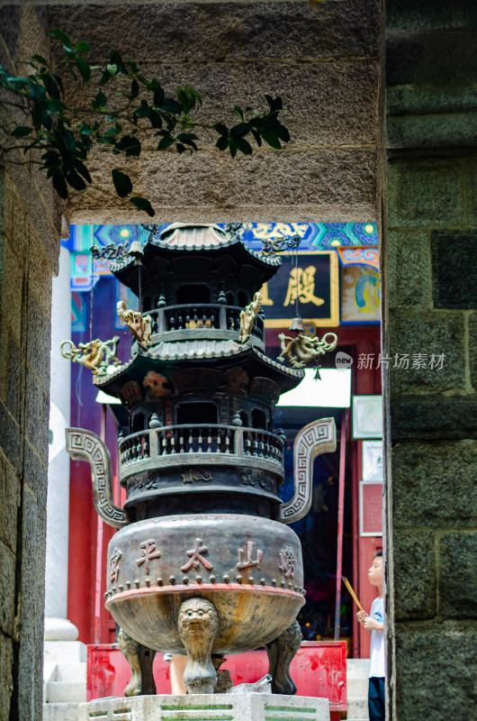 青岛崂山仰口景区，太平宫入口一个大香炉