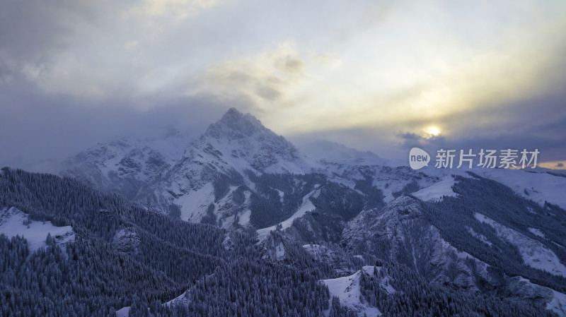 雪山云海间的壮美景色