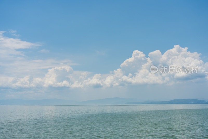 蓝天白云下的昆明滇池山水风光全景