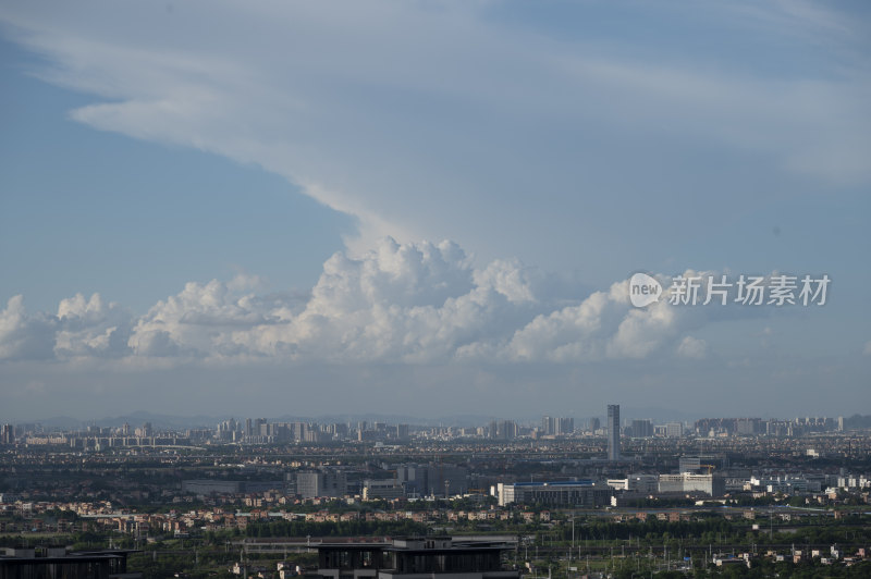 壮阔天空漂亮云层下的城市大景