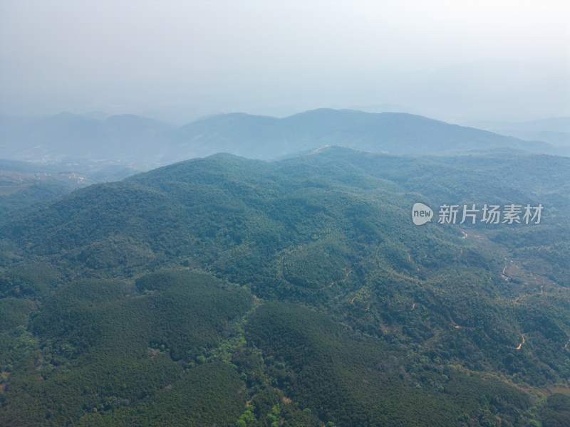 航拍郊外的山脉自然风光