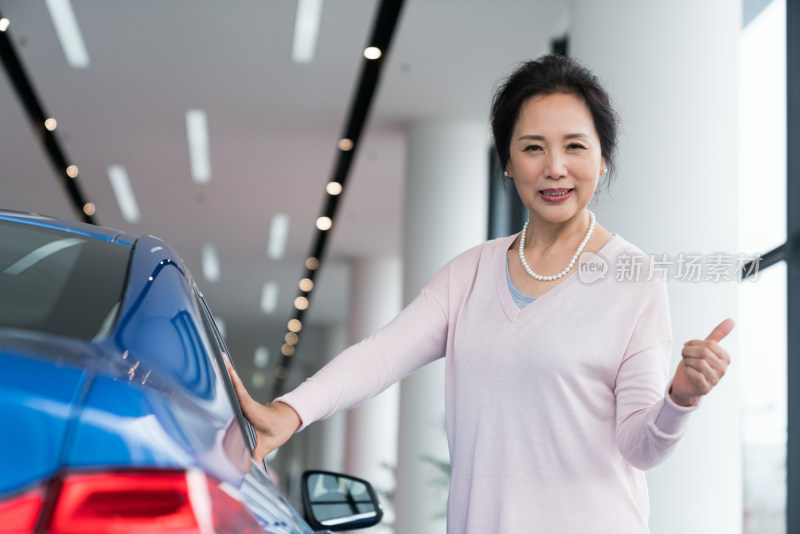 老年女子选购汽车