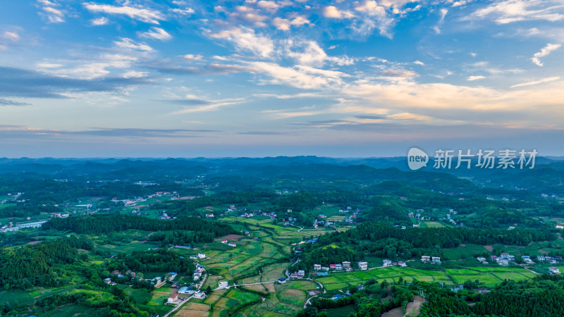 四川德阳市苍山镇丘陵地区的乡村农田