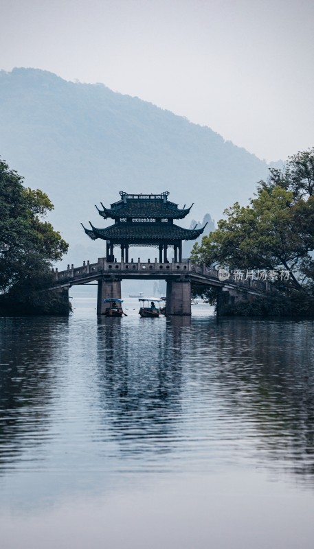 杭州西湖湖上中式古亭山水景致