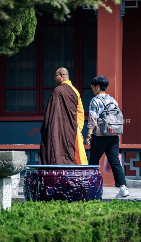 落叶白马寺游客与僧人同行寺庙场景