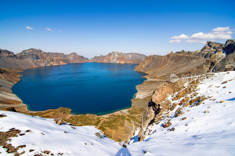 南坡拍摄雪后蓝天下的长白山天池火山湖全貌