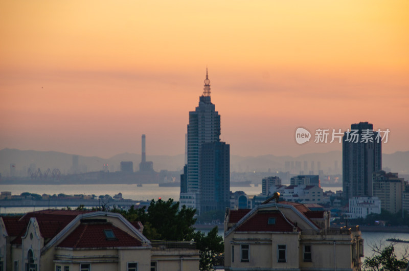 青岛小鱼山俯瞰第一海水浴场城市黄昏