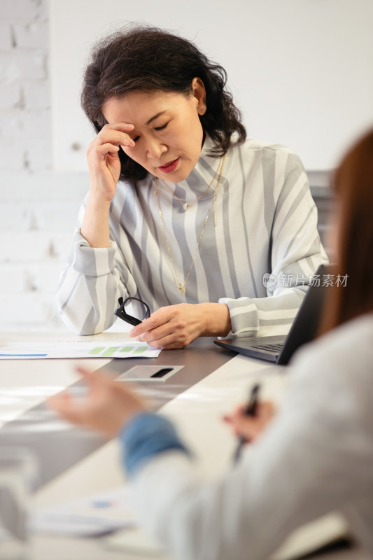 会议中疲劳的商务老年女士