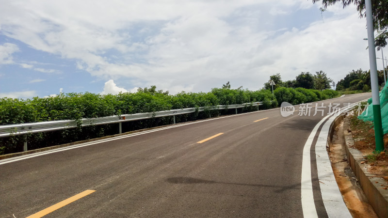 郊外公路绿植蓝天白云风景