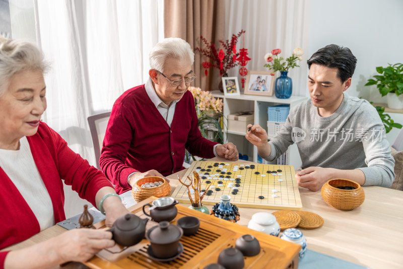 快乐的家庭喝茶下围棋