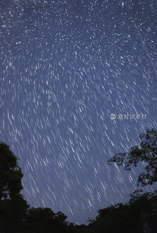 夜空下的星轨景象