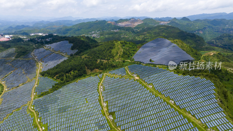 喀斯特地貌山顶光伏新能源航拍
