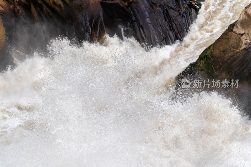 云南香格里拉虎跳峡奔腾的金沙江江水