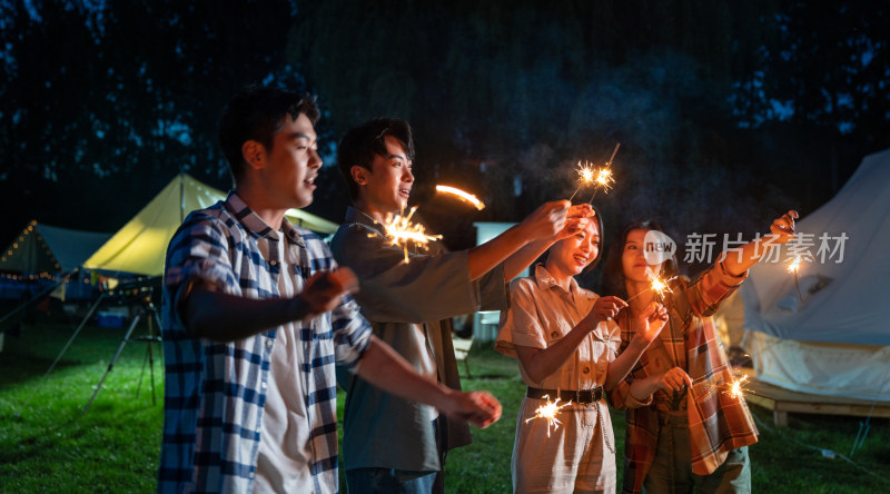 一群人在露营地放烟花