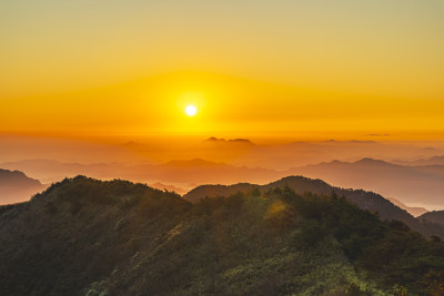 秋季日出东方，群山晨雾阳光森林