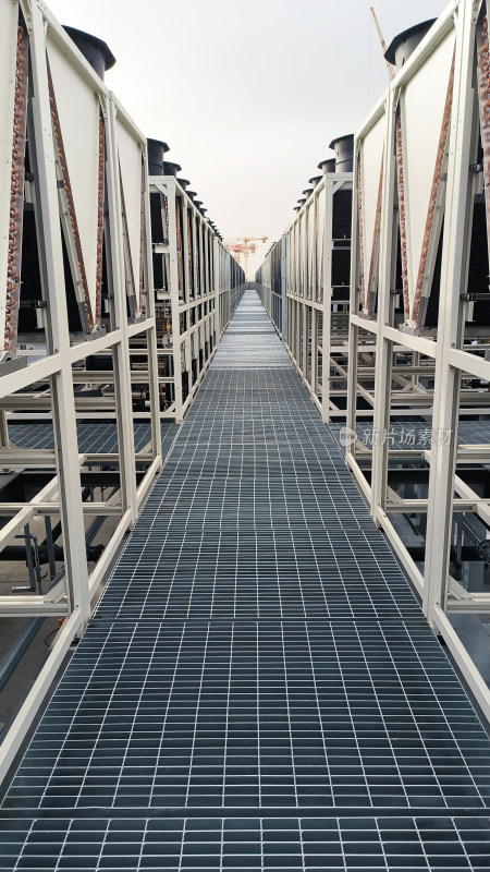 数据中心屋顶整齐排列的暖通空调室外机