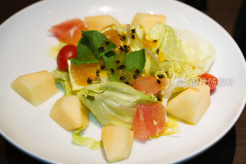 素食沙拉装盘特写