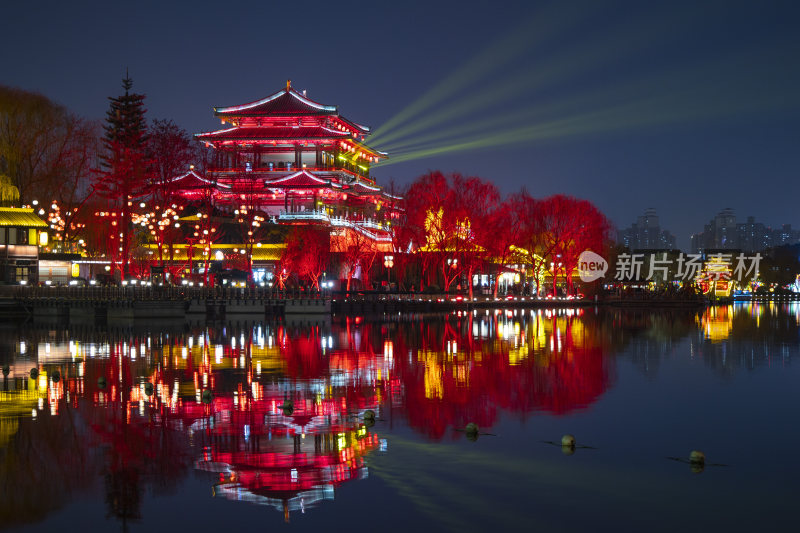 大唐芙蓉园夜景中式建筑湖面倒影