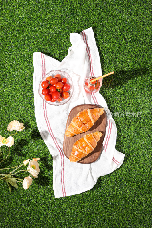 夏日草坪上野餐，有面包和水果
