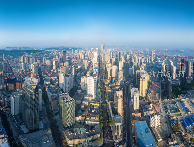 朝阳下的大连城市全景