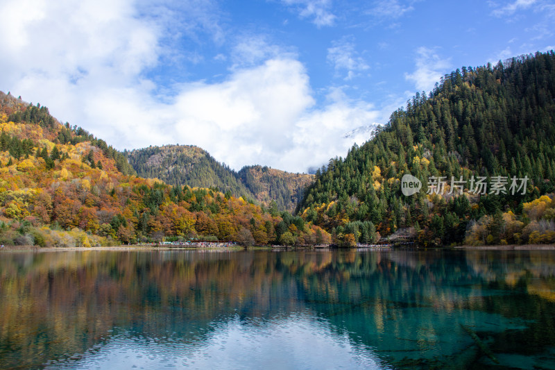 九寨沟秋色，五花海彩林层林尽染湖光山色