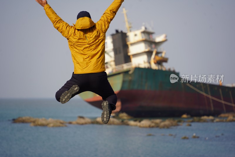 山东威海经区崮山宏阔2号搁浅货轮打卡游客