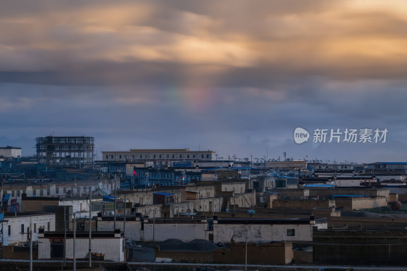 西藏阿里地区帕羊镇高原城市日落彩虹