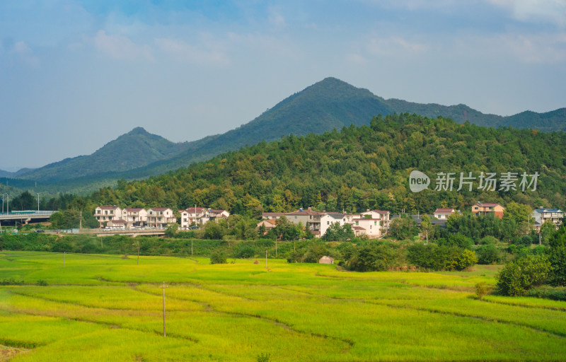 中国安徽宣城市蓝天白云村庄自然风景