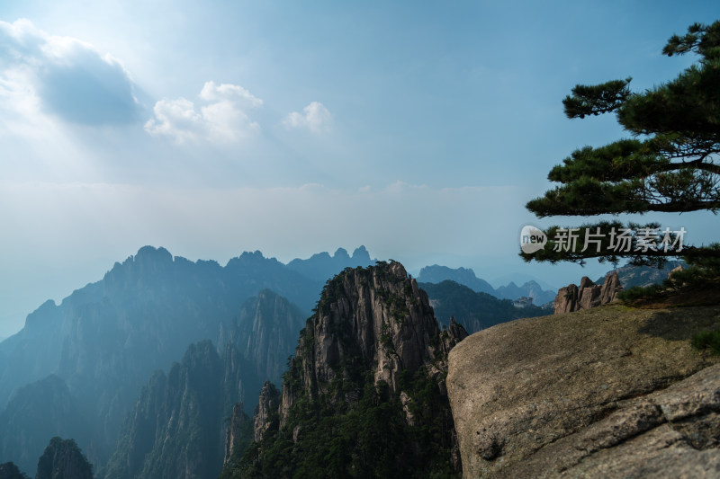 形态各异的山峰