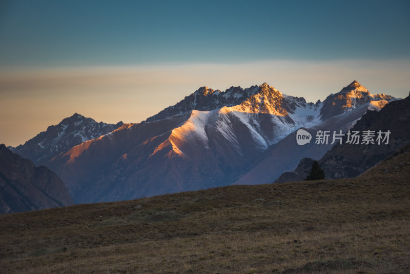 雪山日出日照金山自然风景