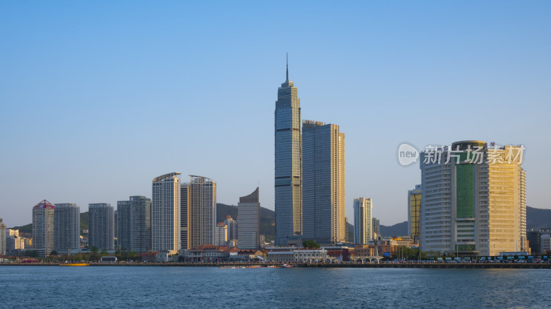 中国山东烟台城市夜景灯光秀滨海建筑风光