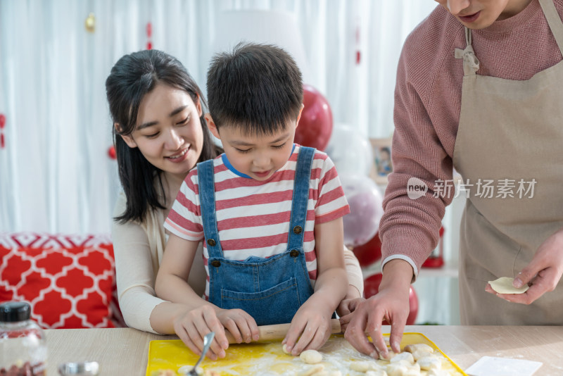 快乐的年轻家庭包饺子