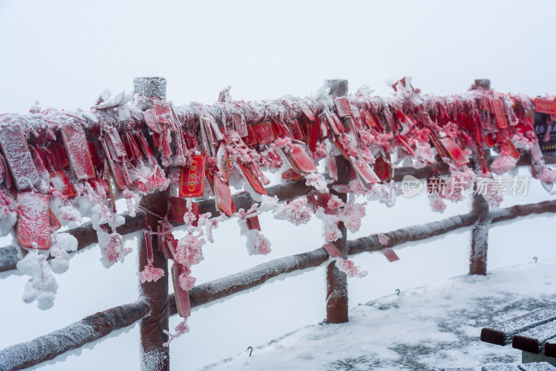 寒冷冬季大雪中悬挂的红色祈福牌