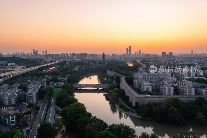 日落时南京秦淮河与大报恩寺