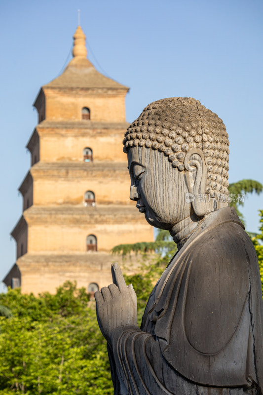 西安大雁塔大慈恩寺遗址公园释迦牟尼像景观