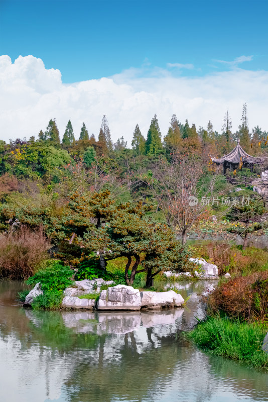 晴朗的午后，扬州瘦西湖江南园林风景